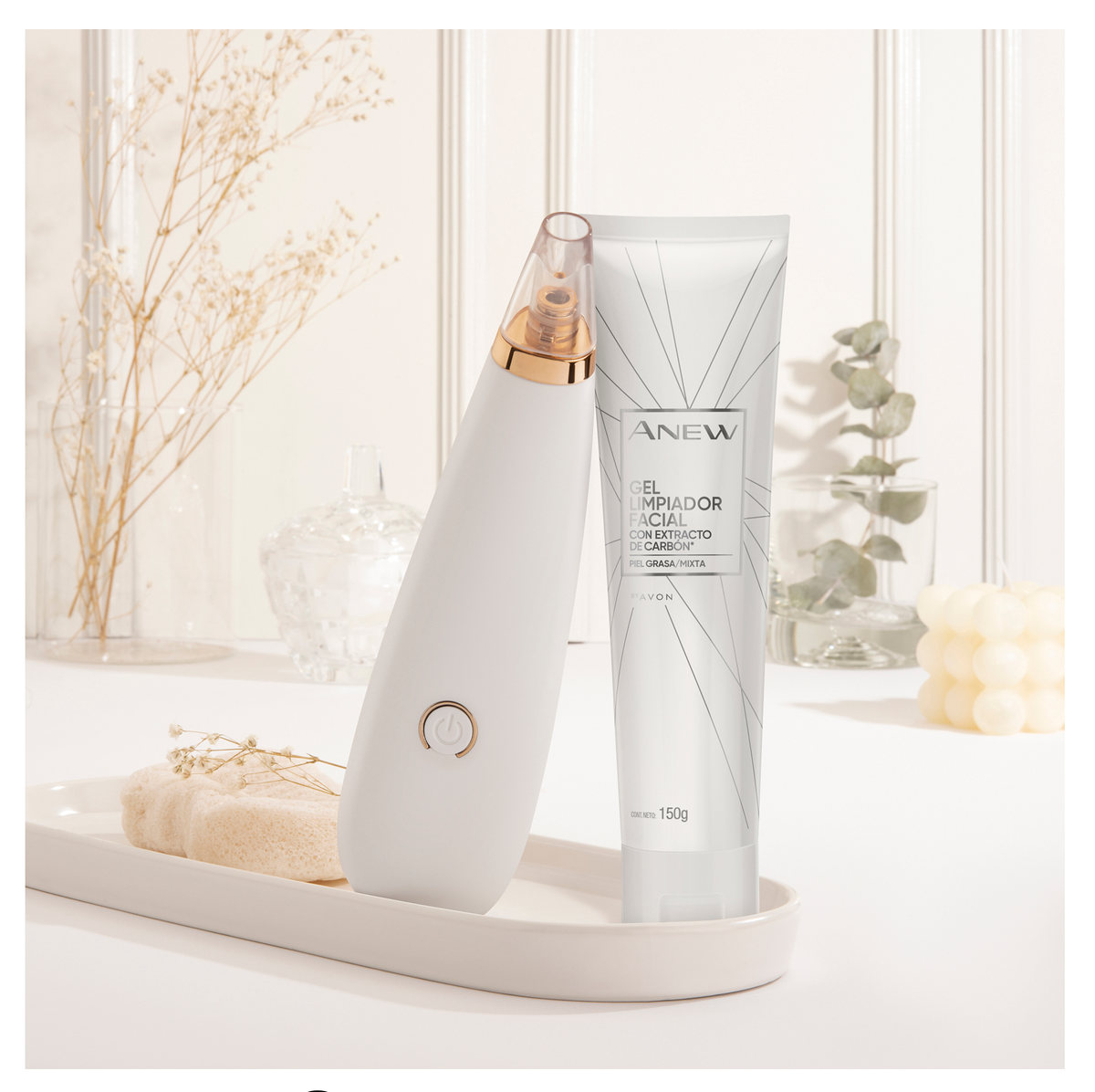 Dispositivo de limpieza facial y limpiador Anew sobre una charola blanca