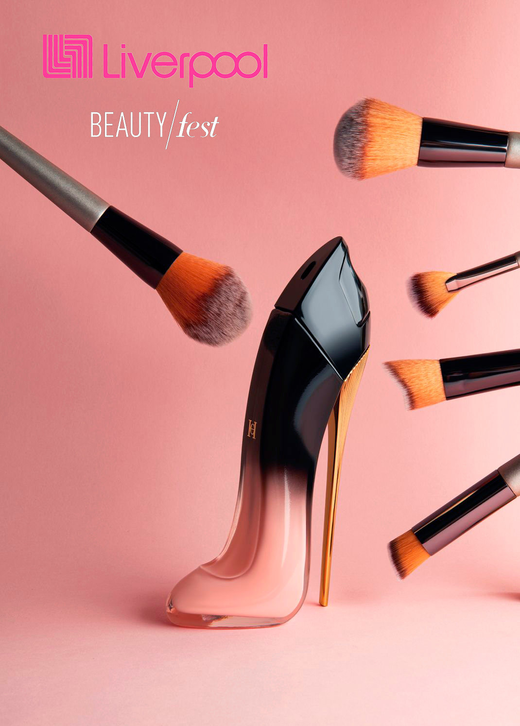 Frasco de perfume en forma de zapatilla entre brochas de maquillaje, con logotipo de Liverpool Beauty Fest