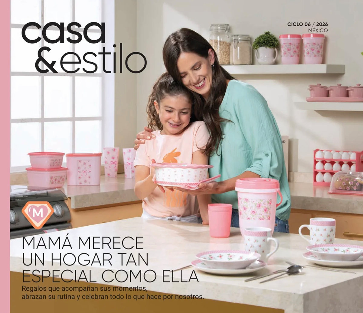 Portada de catálogo Casa & Estilo con madre e hija en la cocina con recipientes rosas