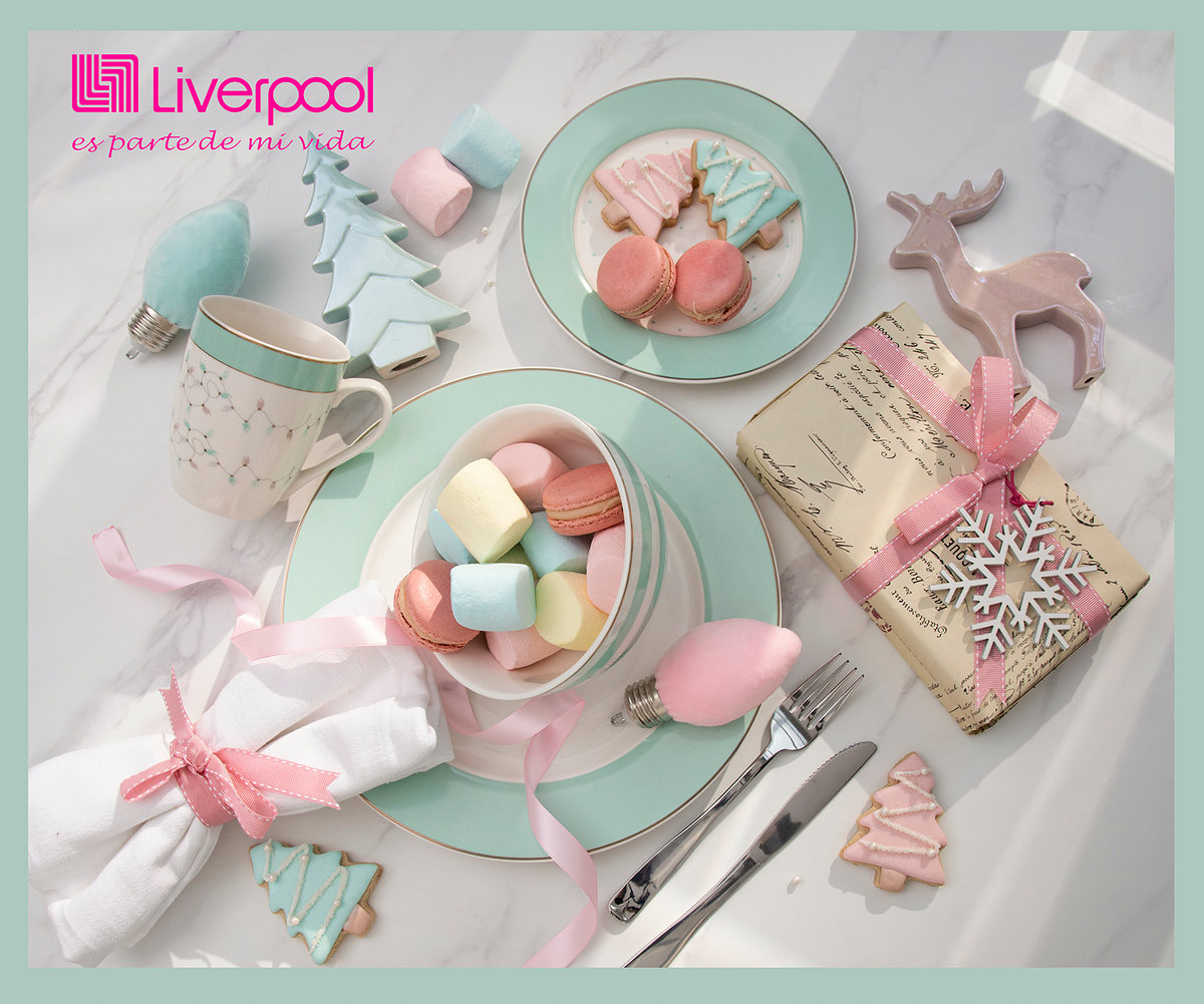 Vajilla navideña en tonos menta y rosa con galletas y malvaviscos, con logotipo de Liverpool