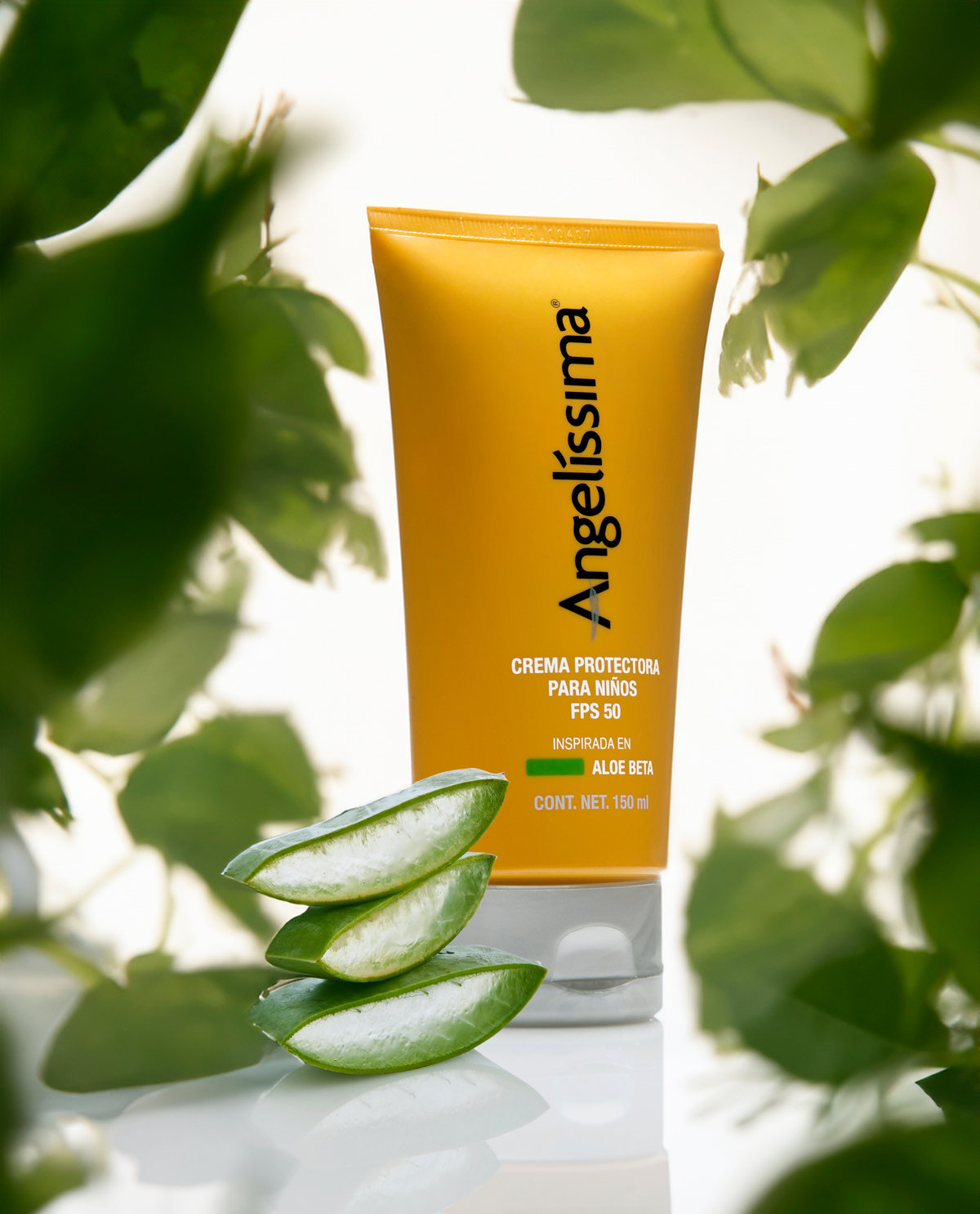 Crema protectora Angelíssima con trozos de sábila y hojas verdes