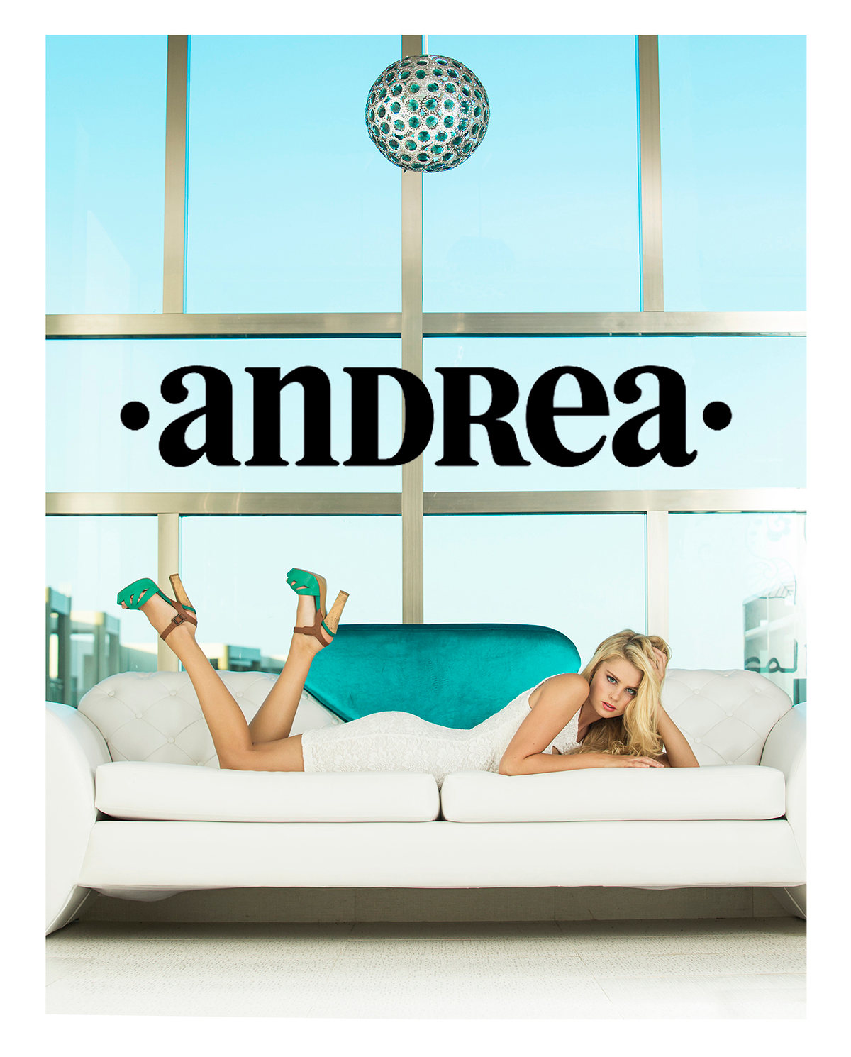 Modelo recostada en un sofá blanco frente a un ventanal, con logotipo de Andrea